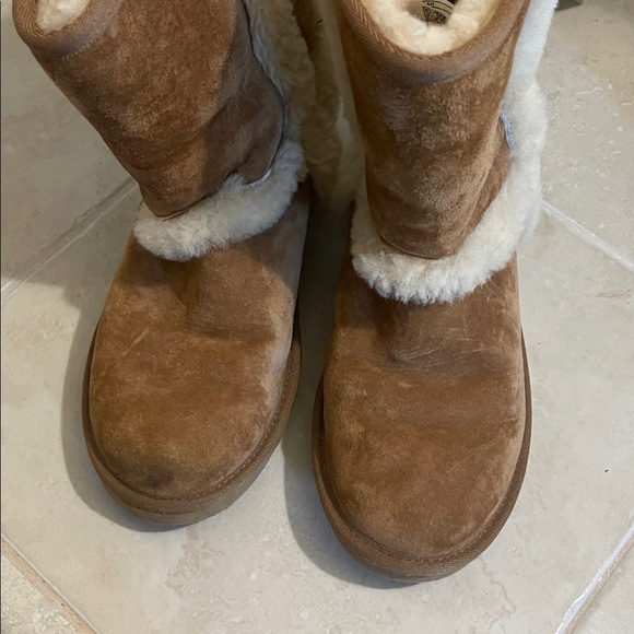 UGG - mid top boots. - size 6- EUC - Picture 5 of 5